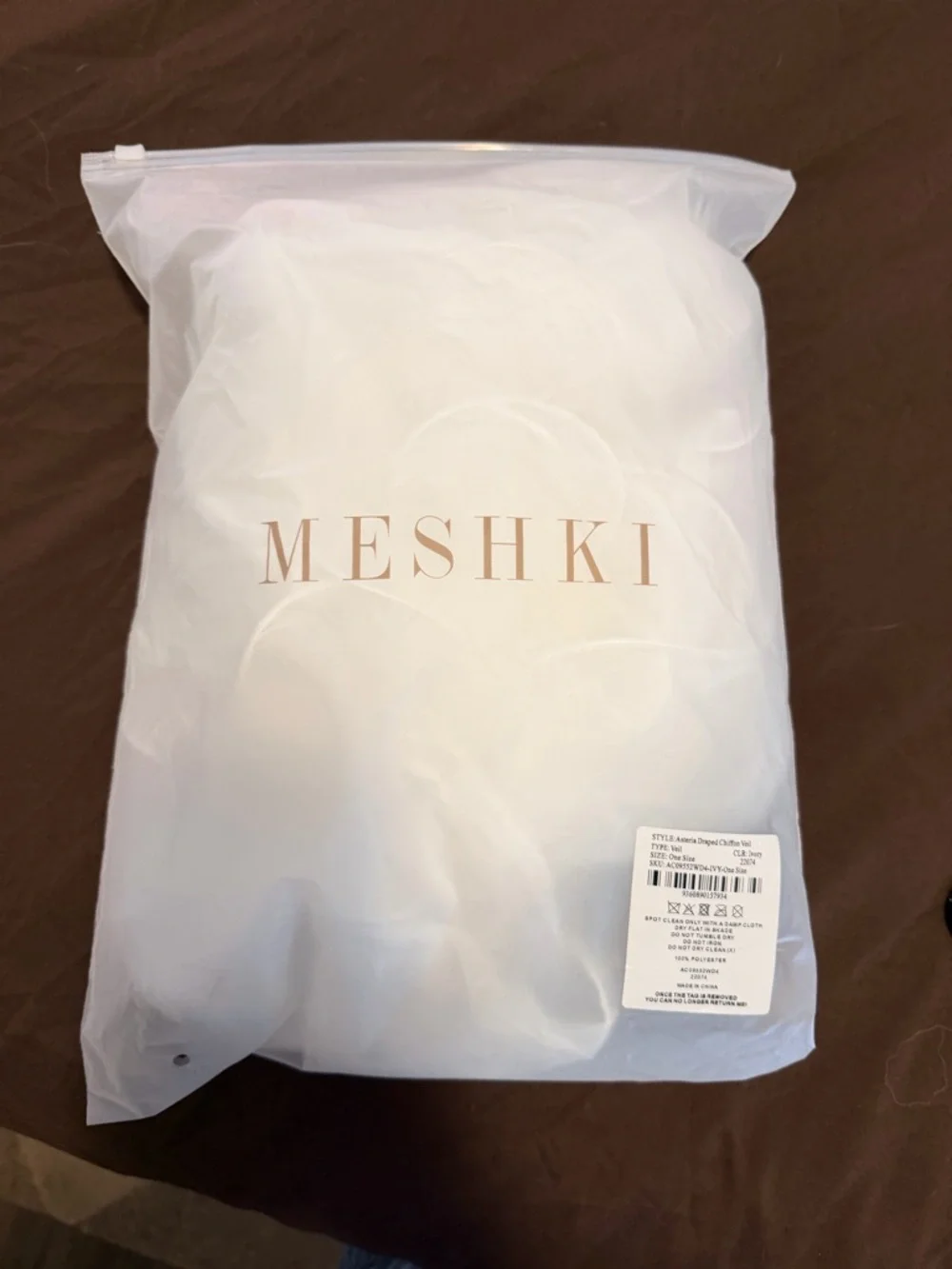 Meshki White Single-Tier Sheer Bridal Veil with Wavy Edge